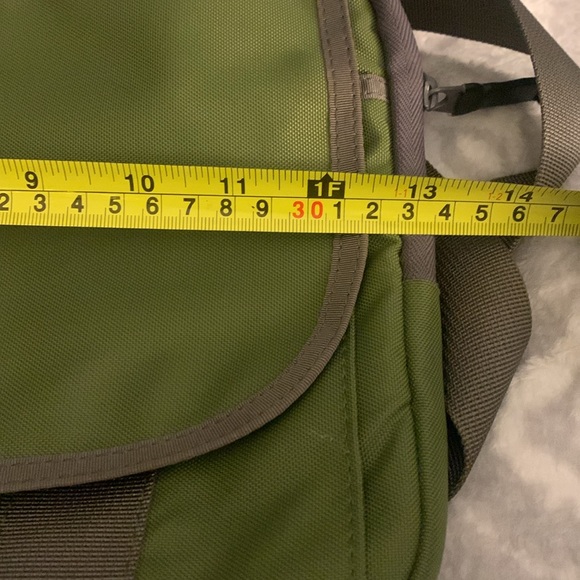 Timbuk2 green Padded Adjustable Strap Laptop Bag. 13x9.5x1 - Picture 8 of 9